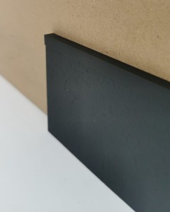 Czarna listwa cokołowa REWIM 4mm (Black) - 1mb